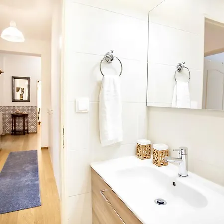 Lovelystay - Modern & Traditional In Sao Bento Lisbona